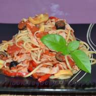 Spaghetti w sosie pomidorowym z szynką