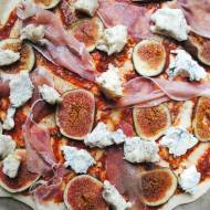 Pizza z figami, serem Gorgonzola i szynką szwarcwaldzką