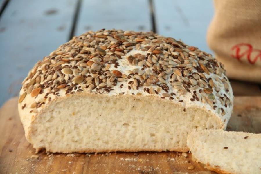 Bezglutenowy i bezlaktozowy chleb z ziarnami