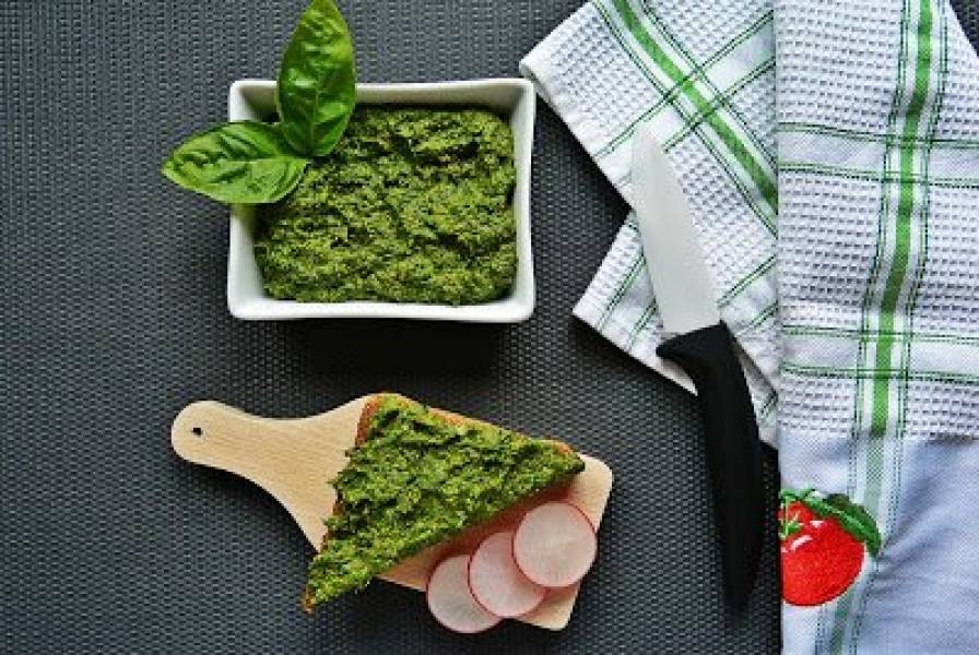 Pesto z liści rzodkiewki