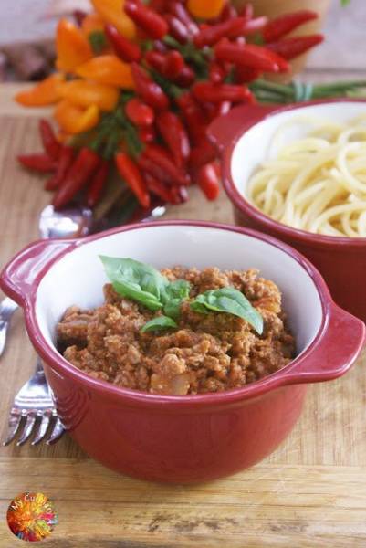 Spaghetti z lekko pikantnym sosem pomidorowym z wołowiną