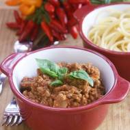 Spaghetti z lekko pikantnym sosem pomidorowym z wołowiną