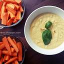 Hummus z pokrojonymi marchewkami- pasta na chleb, dip do warzyw