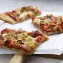 Ekspresowa pizza z ziołowym sosem bolońskim i serem feta w 20 minut