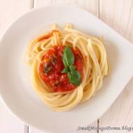 Spaghetti z włoskim sosem pomidorowym