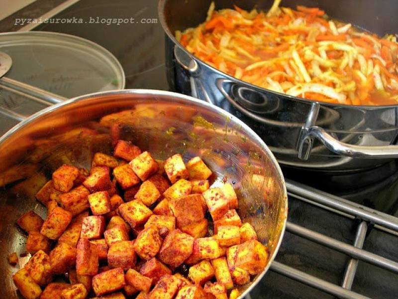 Wegetariańskie curry z dodatkiem tofu