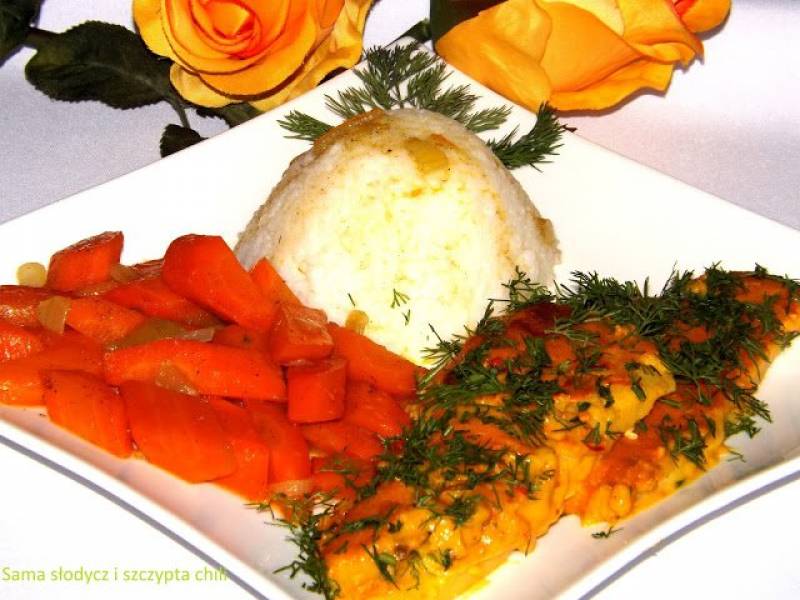 Sola w sosie curry z ryżem jaśminowym i karmelizowanymi marchewkami .