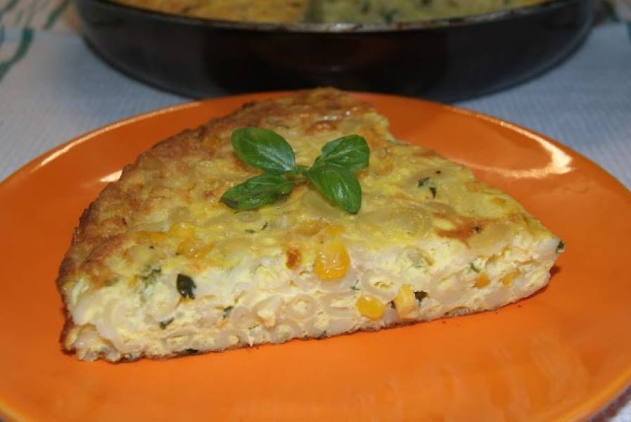 Frittata z makaronem i kukurydzą