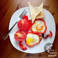 jajka na czerwono z grillowanymi pomidorami