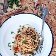 Szybkie spaghetti z natką, czosnkiem i suszonymi pomidorami