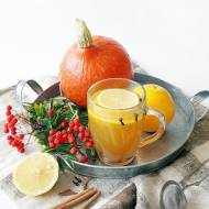 Jesienna herbata z miodem, cytryną, pomarańczą, goździkami i cynamonem