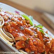 Spaghetti pełnoziarniste z mięsem wołowym i sosem pomidorowym