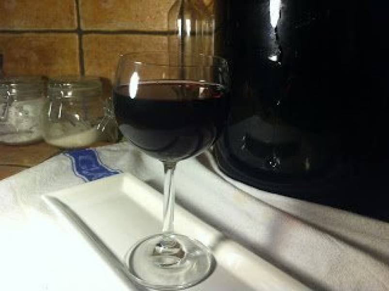 domowe wino z ciemnych winogron