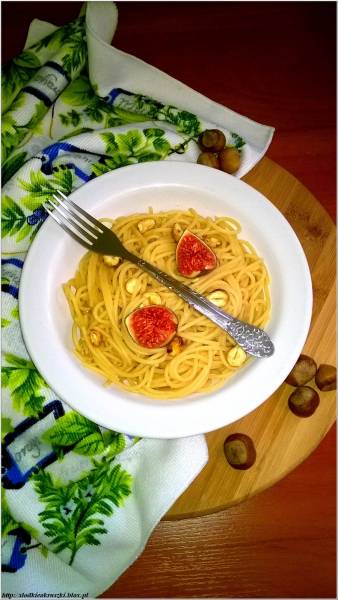 Spaghetti z figami i miodowymi orzechami w zdrowym pomarańczowo-figowym sosie. Danie w 10 minut.
