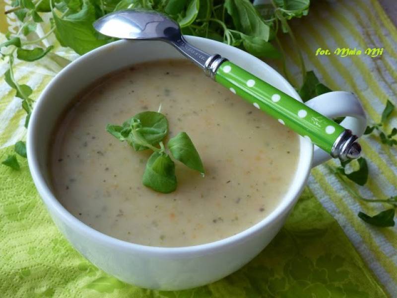 Zupa-krem kartoflana ze świeżym majerankiem