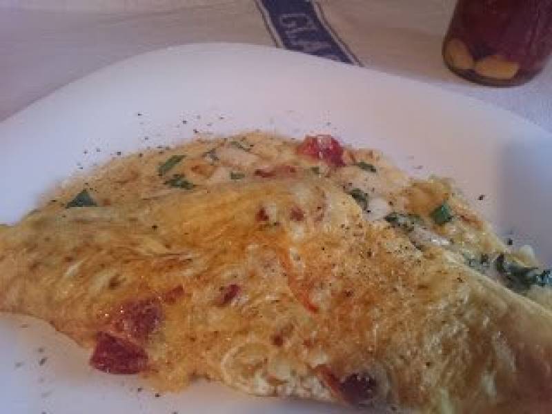 omlet z suszonymi pomidorami i mozzarellą