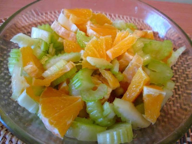 Sałatka z selera naciowego i pomarańczy