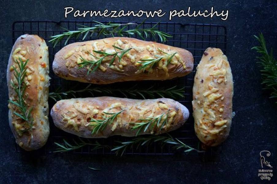 Parmezanowe paluchy drożdżowe z suszonymi pomidorami, czosnkiem i rozmarynem