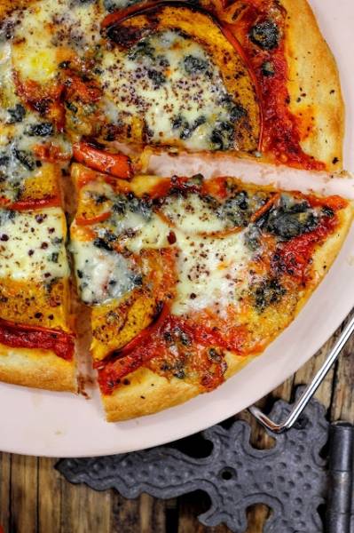 Pizza z dynią i gorgonzolą