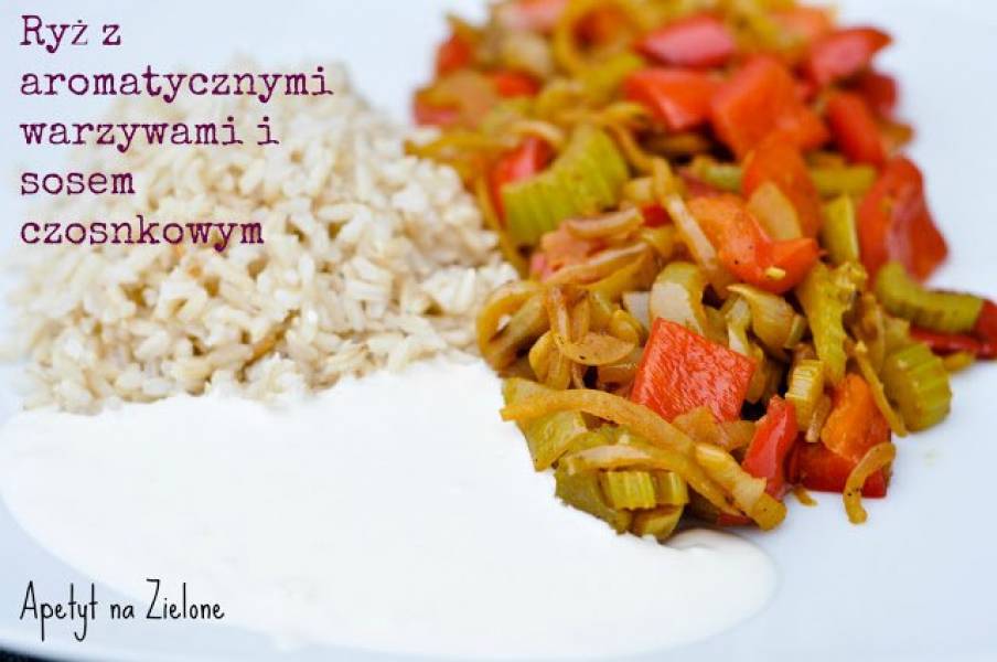 Ryż z aromatycznymi warzywami i sosem czosnkowym