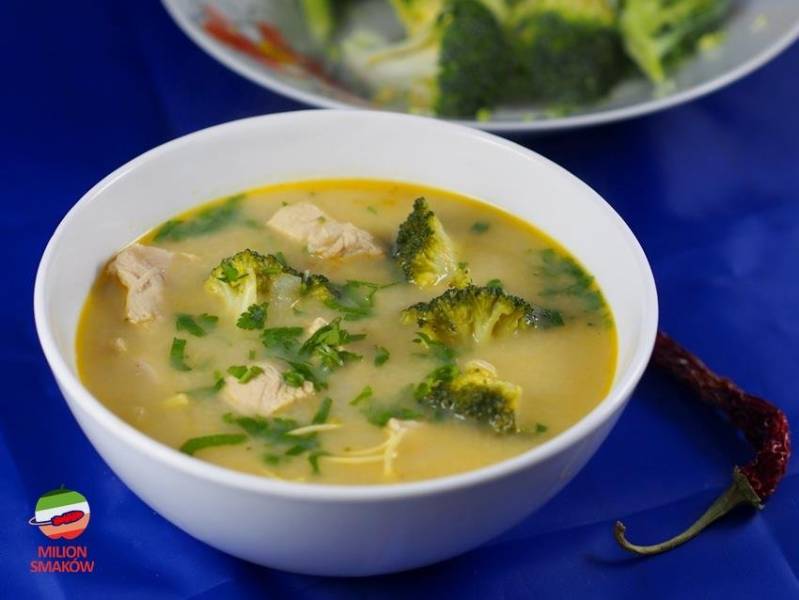Tajska zupa z kurczakiem i brokułem