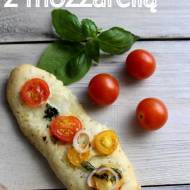 Focaccia z mozzarellą i pomidorkami