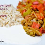 Ryż z aromatycznymi warzywami i sosem czosnkowym