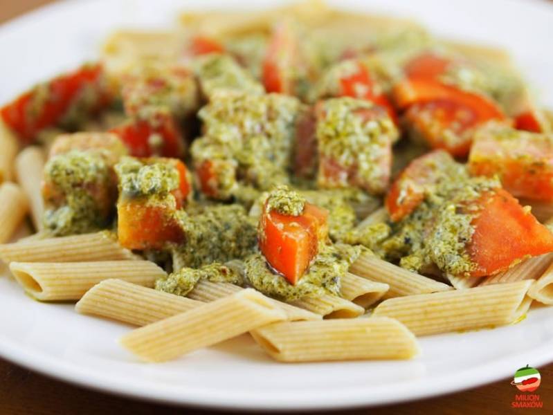 Makaron penne z pesto i pomidorami