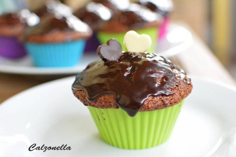 Muffiny piernikowe z kawałkami czekolady z polewą czekoladową