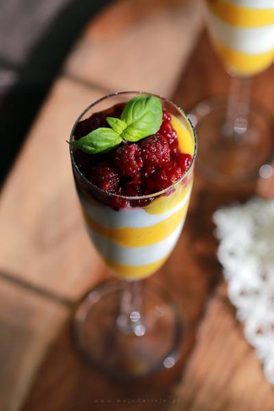 Zdrowy deser z mango, jogurtu i macerowanych malin