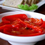 Papryka z cebulą w sosie pomidorowym