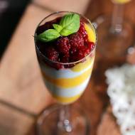 Zdrowy deser z mango, jogurtu i macerowanych malin