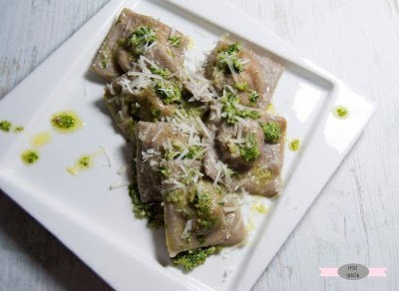 Ravioli z mąki orkiszowej z bobem i z zielonym pesto