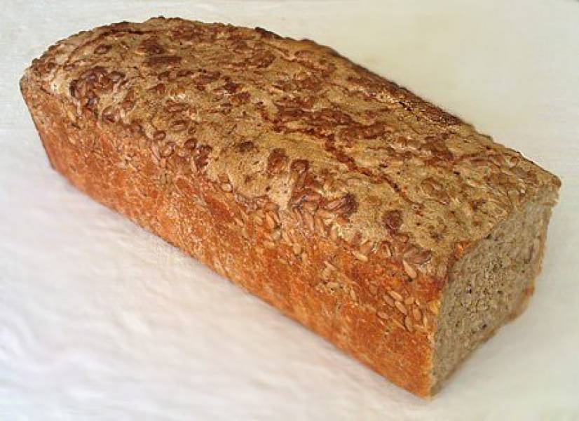 Chleb pszenno-żytni z ziarnami