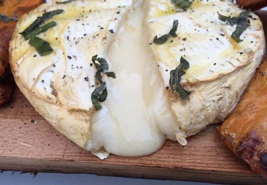 Wyjątkowe pomysły na grillowany ser Brie na desce cedrowej