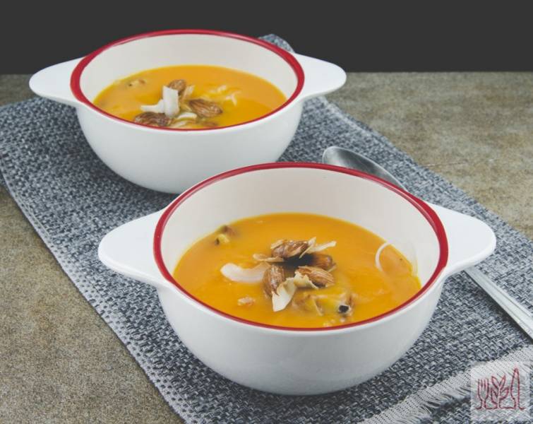 Zupa dyniowo-pomarańczowa z chili, z makaronem ryżowym oraz karmelizowanymi migdałami i płatkami kokosowymi.