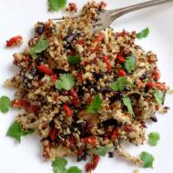Stir-fry z czarną fasolą, kolorową komosą ryżową, polędwiczką i jagodami goji