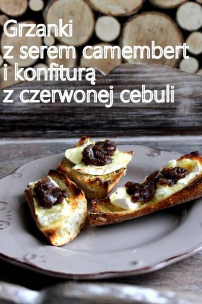 Grzanki z serem camembert i konfiturą z czerwonej cebuli