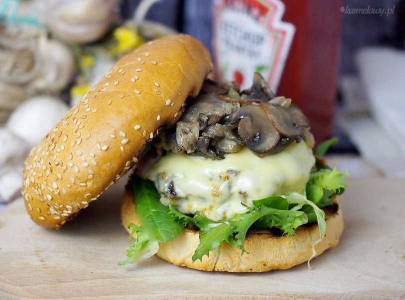 Łatwy burger wołowy z serem i pieczarkami / Easy beef, mushroom and cheese burger