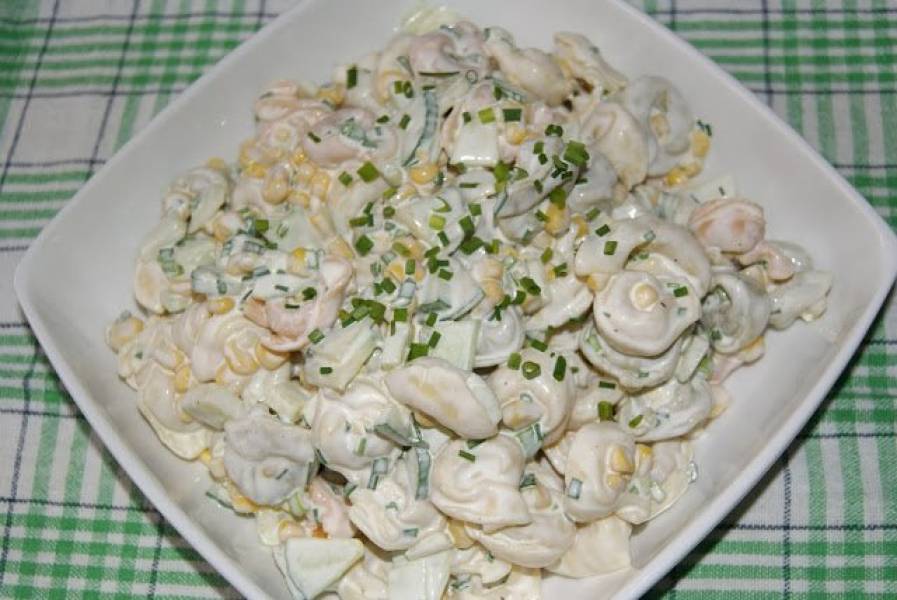 Sałatka z tortellini i zielonym ogórkiem