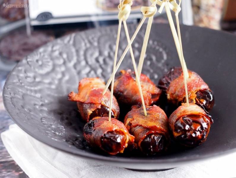 Daktyle w boczku nadziewane serem / Cheesy bacon-wrapped dates