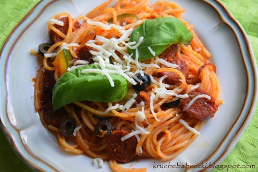 Spaghetti z sosem pomidorowym, chorizo, oliwką, cukinią i suszonym pomidorem
