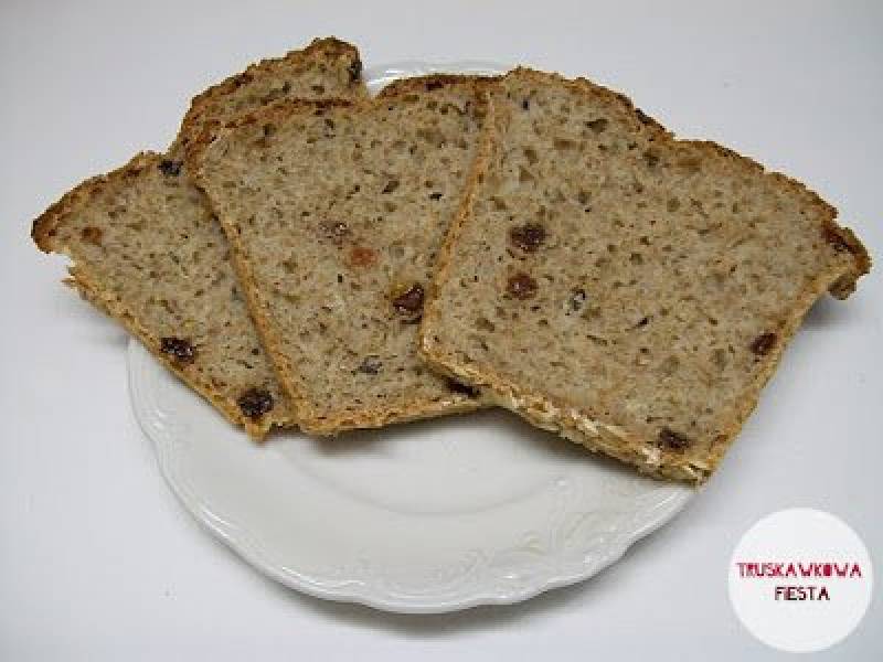 Chleb mieszany na drożdżach z kminkiem i rodzynkami