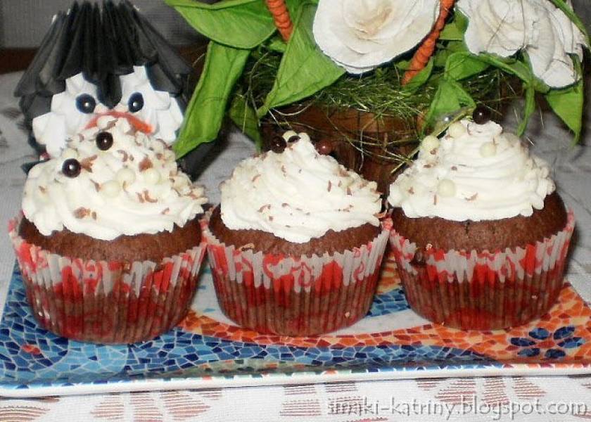 czekoladowe muffinki z bitą śmietaną, nadziewane muffinki :-)