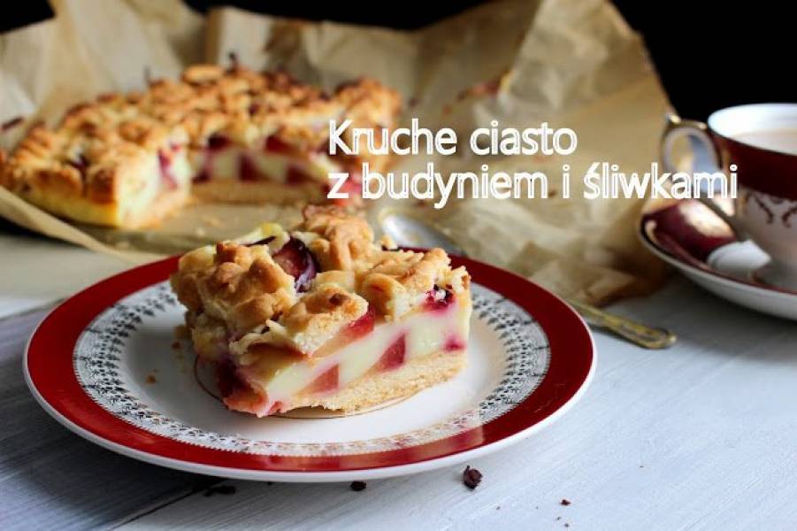 Kruche ciasto z budyniem i śliwkami