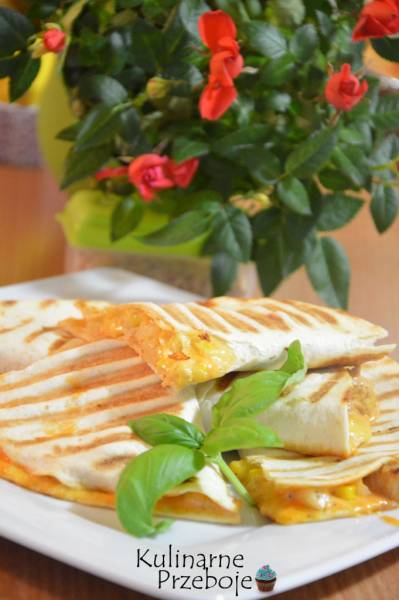 Hawajska tortilla z kurczakiem i ananasem