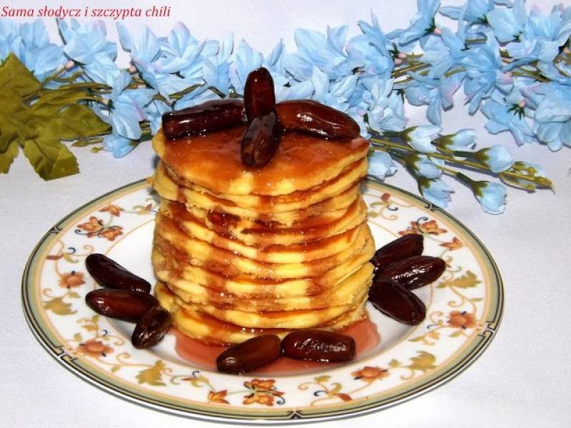 Pancakes z soko -  miodem  żurawinowym i daktylami .