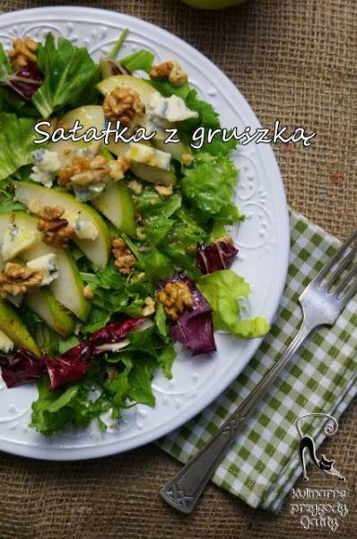 Salatka z gruszką, serem pleśniowym i orzechami