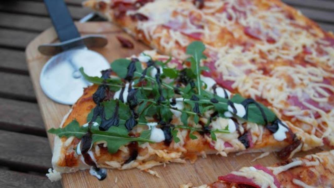 Pizza z rukolą i sosem balsamicznym