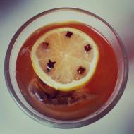 Aromatyczna herbata pomarańczowa z goździkami, cynamonem i kardamonem